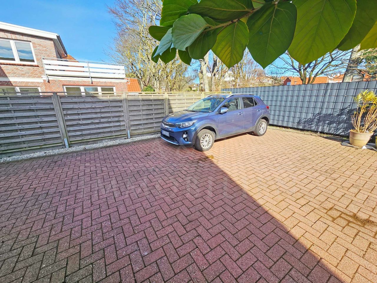 Außenansicht mit Stellplatz