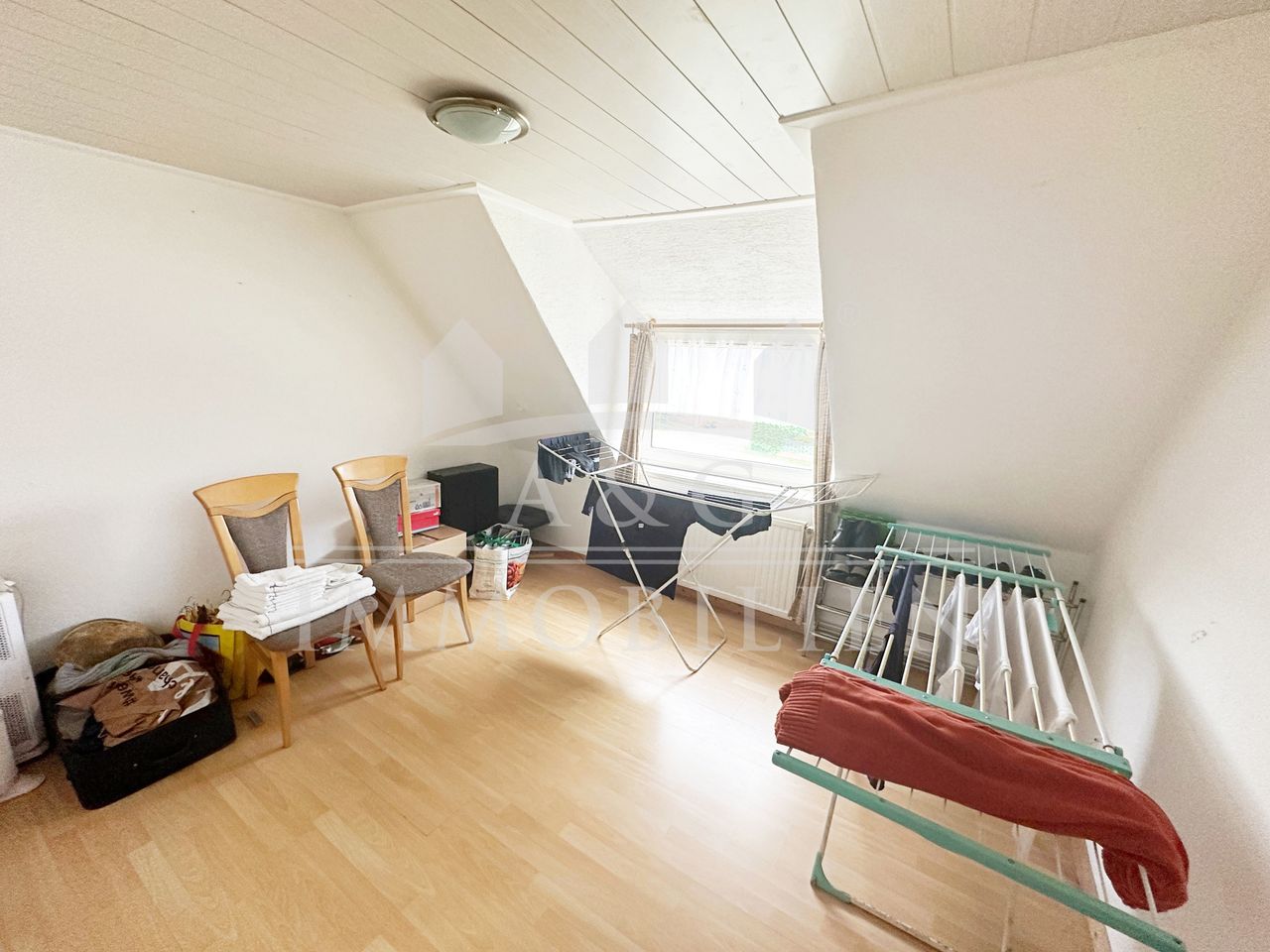 BÜRO MIT ANGR. HZ-RAUM