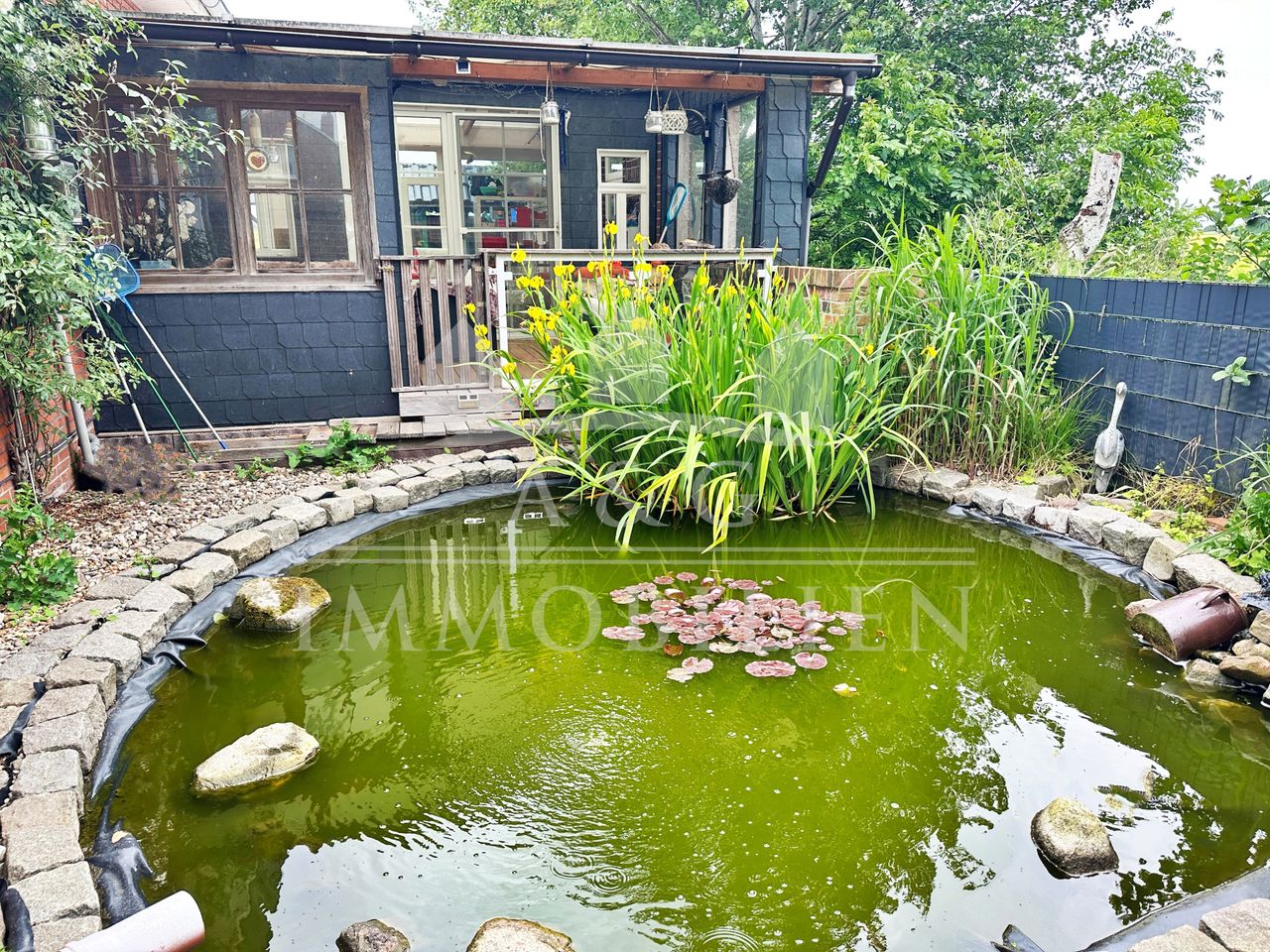 TEICH MIT TERRASSE