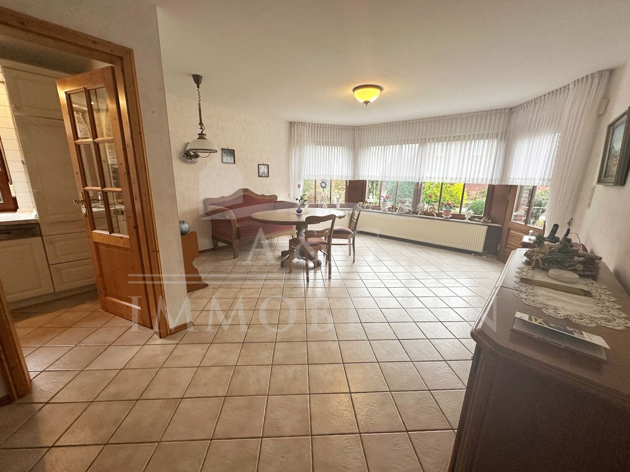 WOHNZIMMER MIT SEPARATEN EINGANG