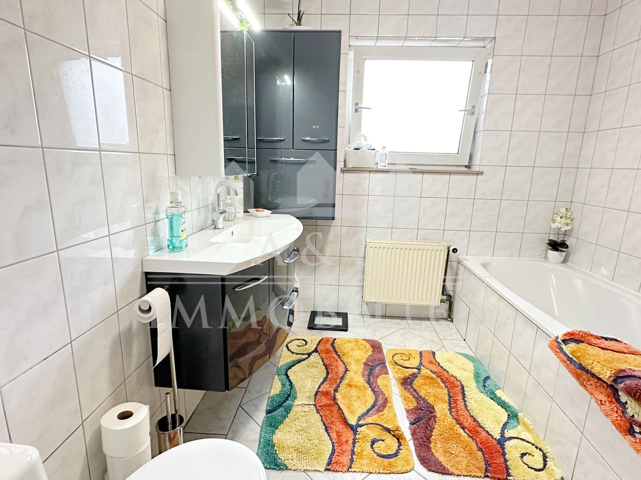 BAD MIT WANNE UND DUSCHE