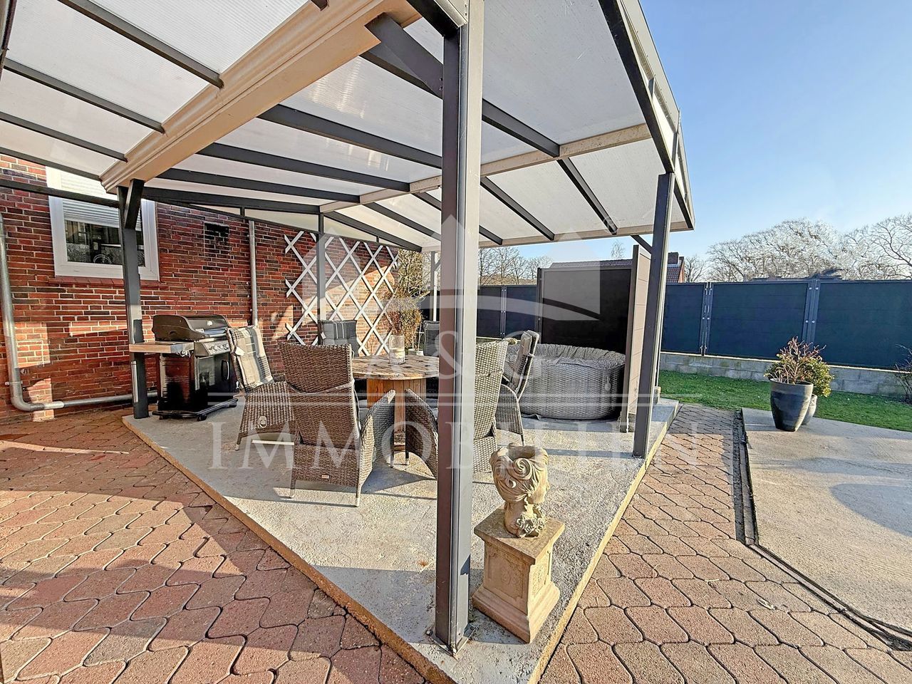 ÜBERDACHTE TERRASSE