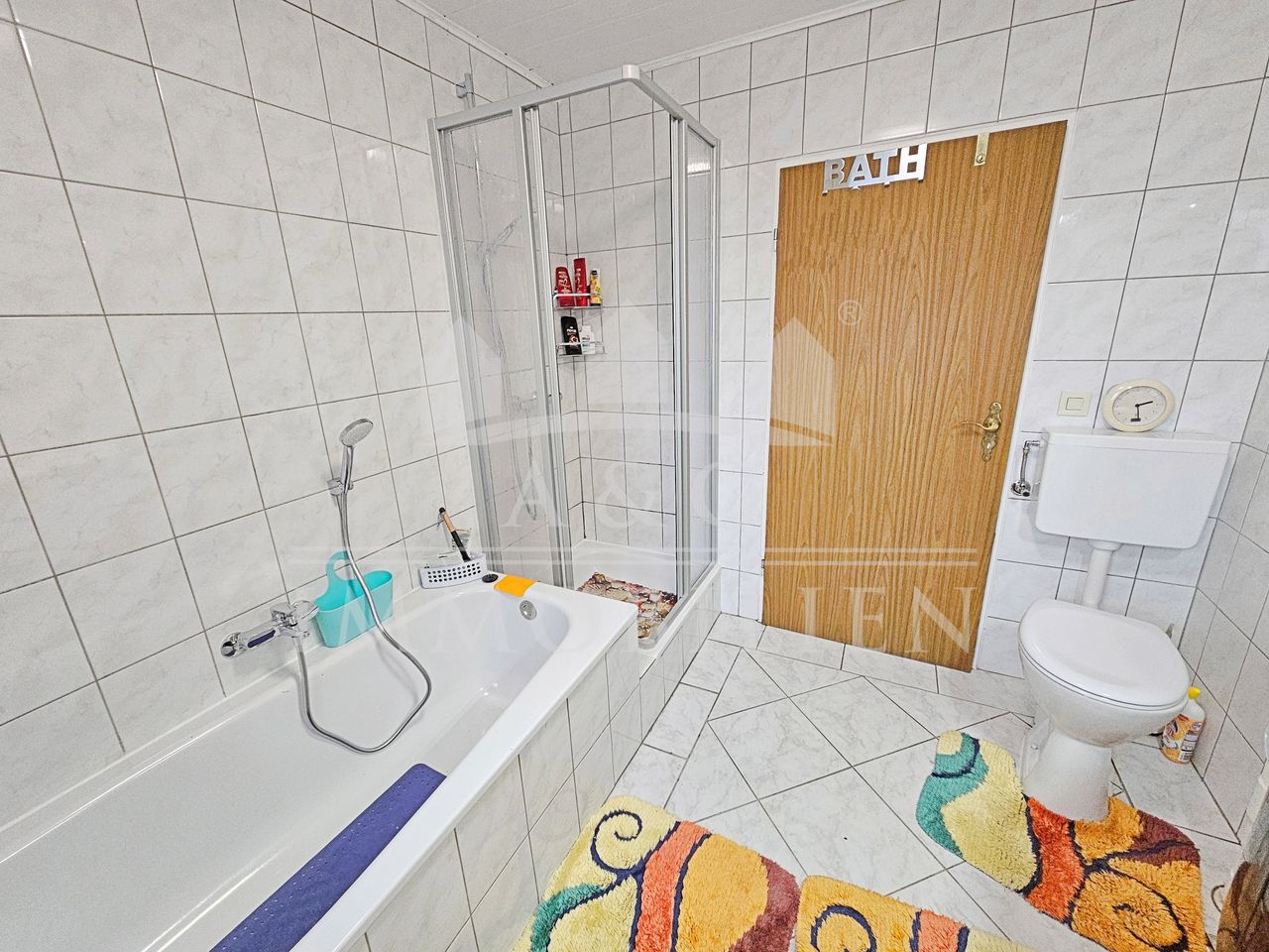 BAD MIT WANNE UND DUSCHE