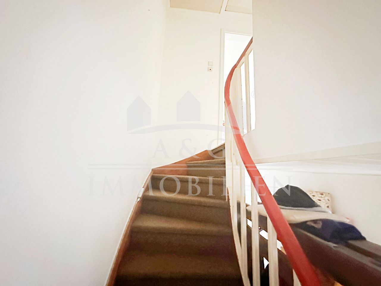 TREPPE MIT GERINGER STEIGUNG