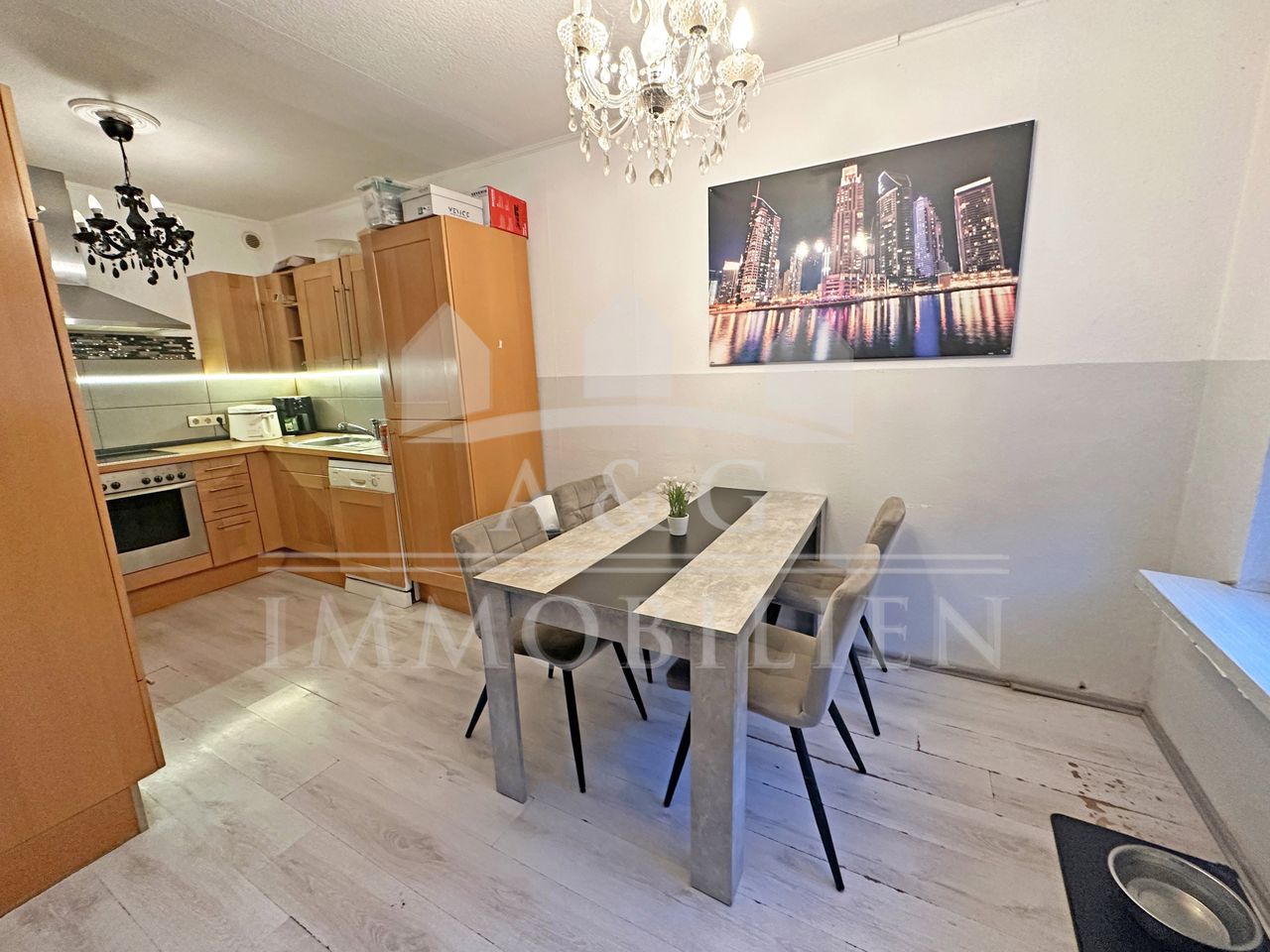 ESSZIMMER MIT KÜCHE