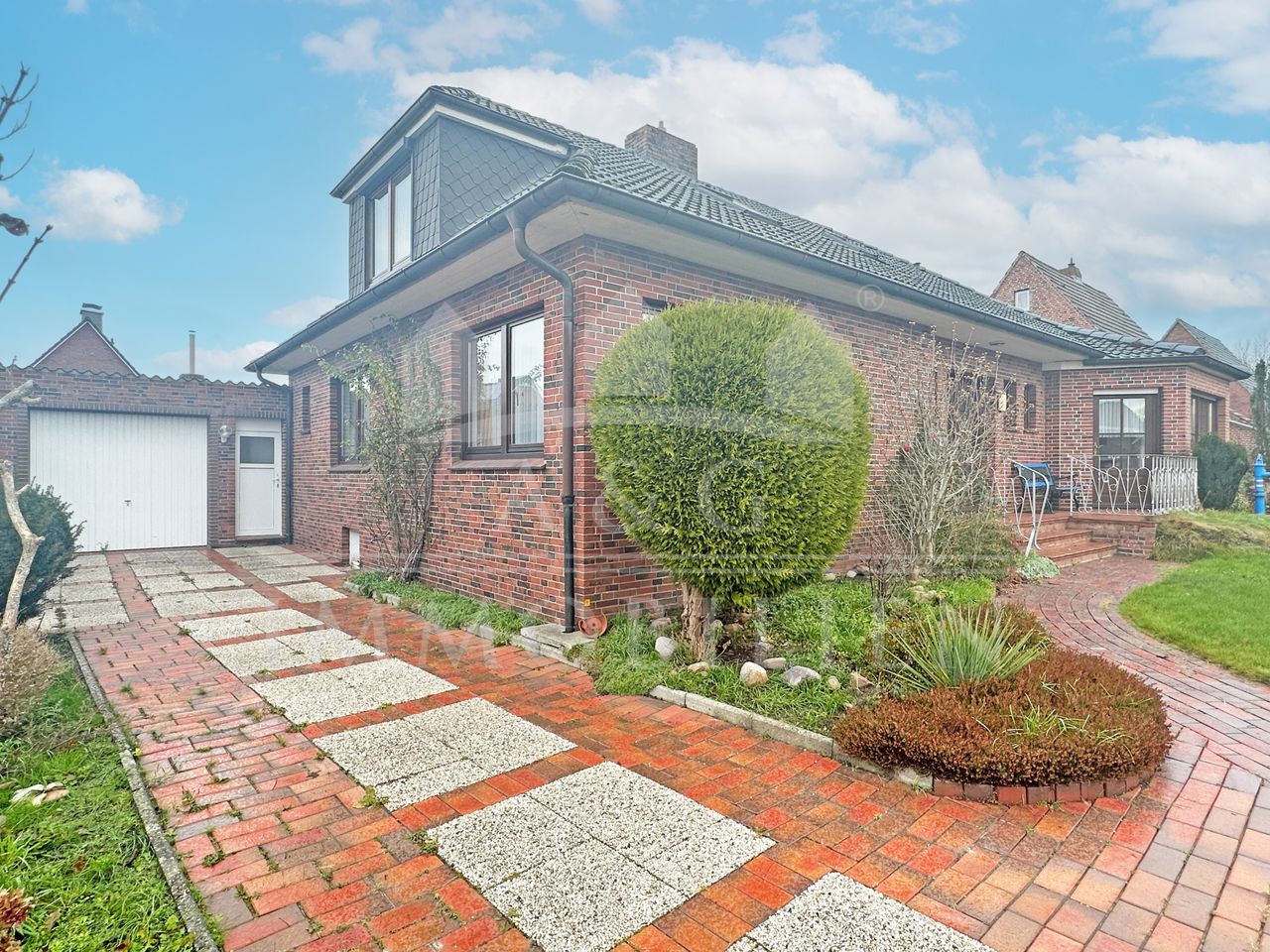 AUFFAHRT MIT GARRAGE 