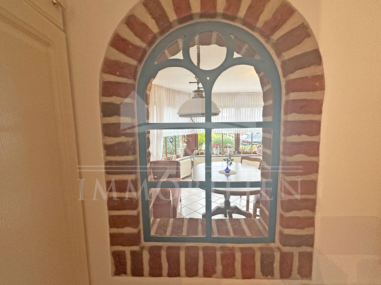 BLICK ZUM WOHNZIMMER