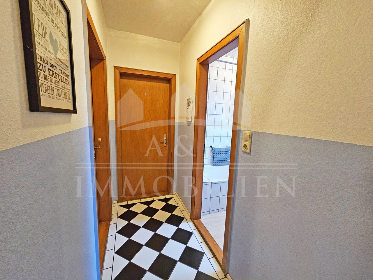 FLUR ZUM BAD UND SCHLAFBEREICHEN