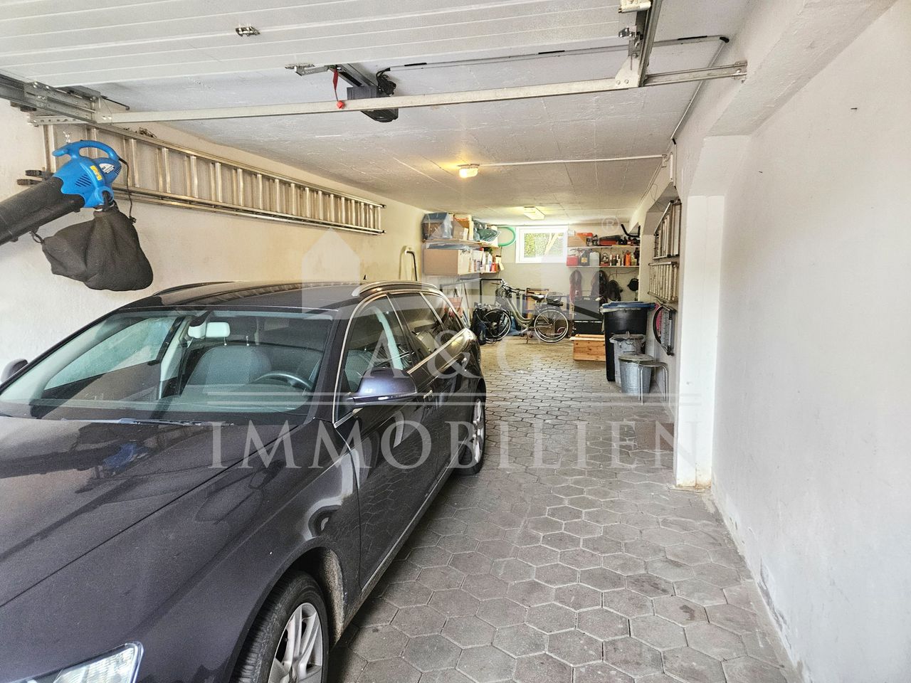 GARAGE MIT WERKSTATT