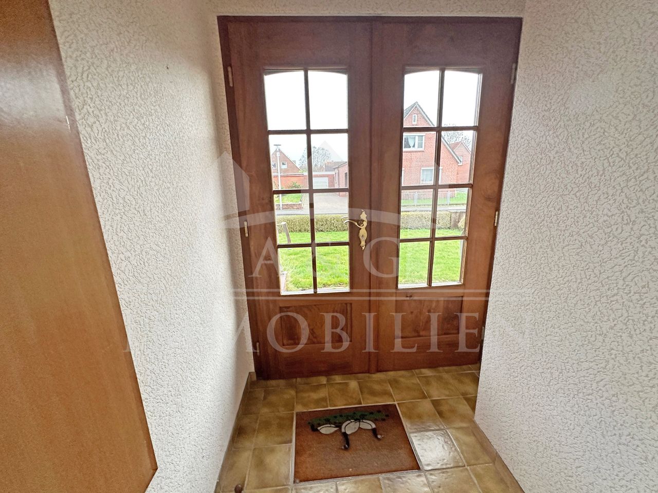 WINDFANG MIT MASSIVER HOLZTÜR